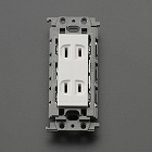 １２５Ｖ／１５Ａ　埋込コンセント（２口）［絶縁枠］