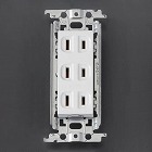 １２５Ｖ／１５Ａ　埋込コンセント（３口）
