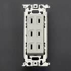 １２５Ｖ／１５Ａ　埋込コンセント（３口）